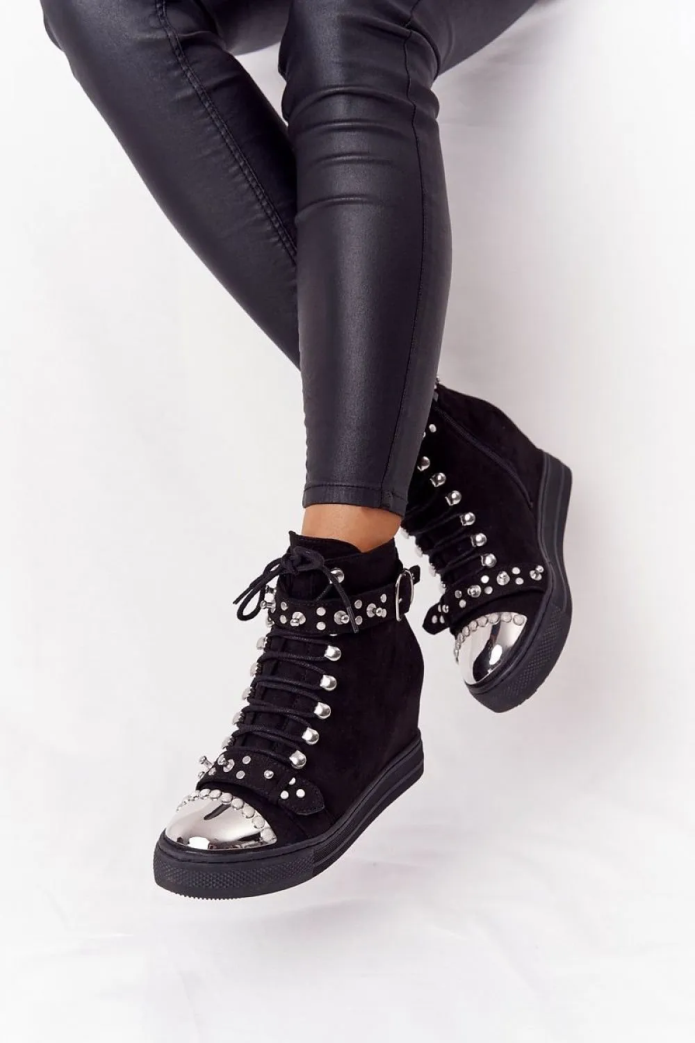 Buskin boots