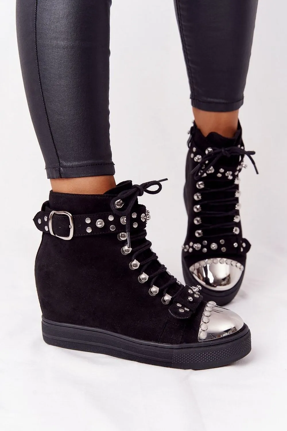 Buskin boots