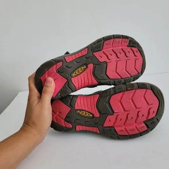 Keen kids size 4 big girl
