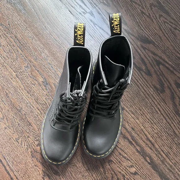 NWOT Dr. Martens girls boots